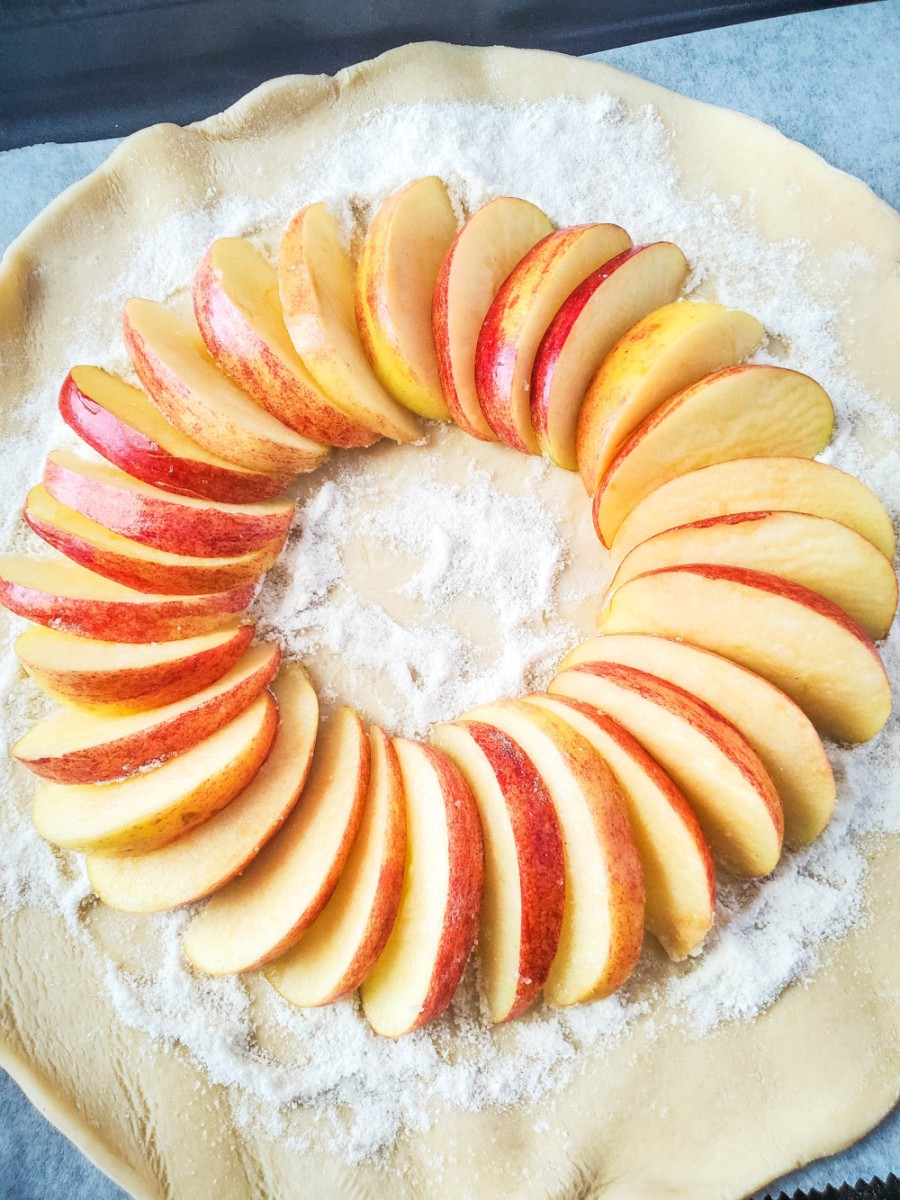 arrange apple slices on pie crust