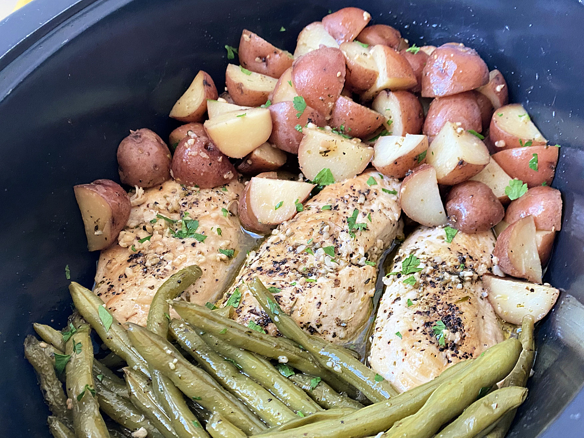 crock pot with chicken and vegetables