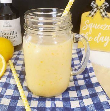 lemon smoothie in mason jar