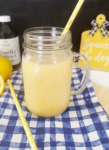 lemon smoothie in mason jar