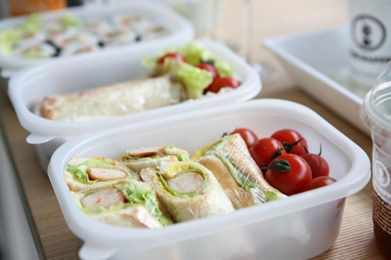 Creating appealing and appetizing school lunches doesn’t have to a chore or boring for us parents or our children. Getting the perfect lunchbox, a little prep the night before, filling it with foods that are healthy and fun to eat is a great way to get the kids to want to eat their lunch at school.