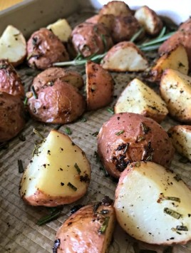 Rosemary Garlic Parmesan Roasted Potatoes #potatoes #rosemary #CookoutWeek