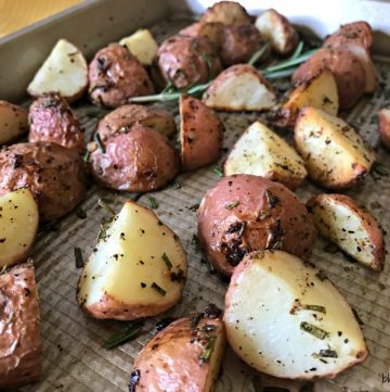 Rosemary Garlic Parmesan Roasted Potatoes #potatoes #rosemary #CookoutWeek