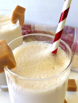 Frozen Salted Caramel White Russian drinks are a twist on the classic White Russian, and is a perfect holiday dessert drink. #ChristmasSweetsWeek #drinks #holiday #Tornai #JoyJolt #saltedcaramel #whiterussians