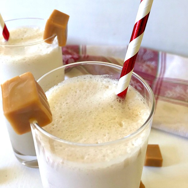 Frozen Salted Caramel White Russian drinks are a twist on the classic White Russian, and is a perfect holiday dessert drink. #ChristmasSweetsWeek #drinks #holiday #Tornai #JoyJolt #saltedcaramel #whiterussians 