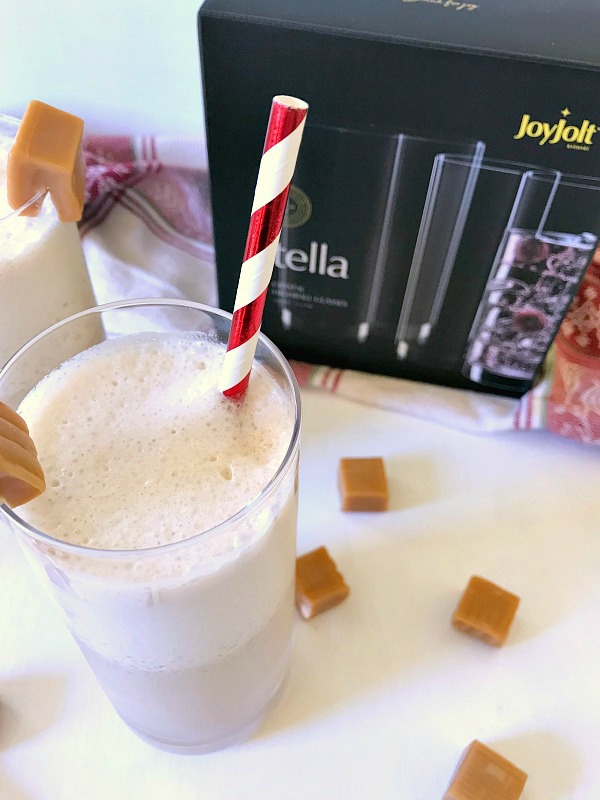 Frozen Salted Caramel White Russian drinks are a twist on the classic White Russian, and is a perfect holiday dessert drink. #ChristmasSweetsWeek #drinks #holiday #Tornai #JoyJolt #saltedcaramel #whiterussians 