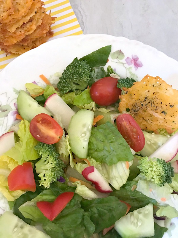 Baked Parmesan Cheddar Cheese Crisps are super easy to make and they are the perfect low-carb snack. Perfect for when snack cravings hit. #baked #cheese #crackers #nationalcheeseloversday