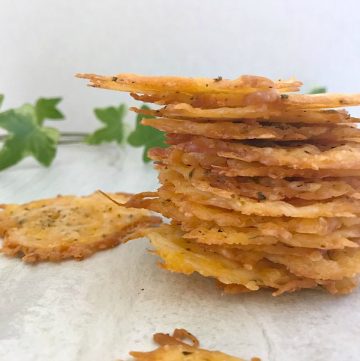 Baked Parmesan Cheddar Cheese Crisps are super easy to make and they are the perfect low-carb snack. Perfect for when snack cravings hit. #baked #cheese #crackers #nationalcheeseloversday