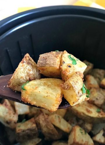 Air Fryer Garlic Parmesan Roasted Potatoes are a quick and simple side dish ready in 20 minutes, perfect with dinner or breakfast. #airfryer #potatoes #roasted #garlic #parmesan