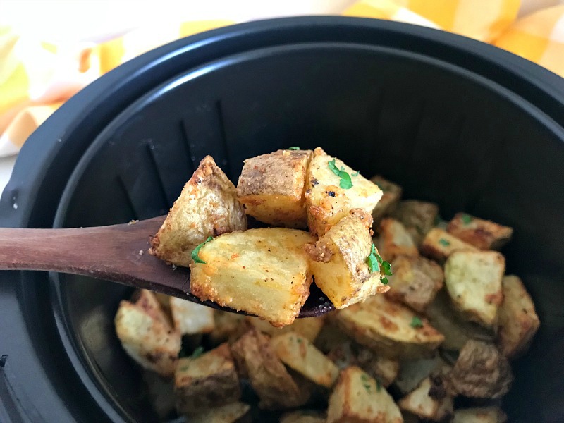 Air Fryer Garlic Parmesan Roasted Potatoes are a quick and simple side dish ready in 20 minutes, perfect with dinner or breakfast. #airfryer #potatoes #roasted #garlic #parmesan