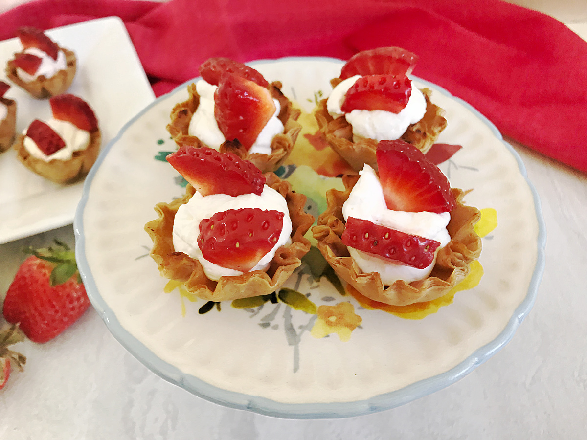 strawberry topped mini no bake cheesecake cups