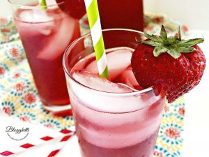 close up of Sparkling Hibiscus Iced Tea in glasses garnished with straws and strawberries. #hibiscus #icedtea #tea #drinks