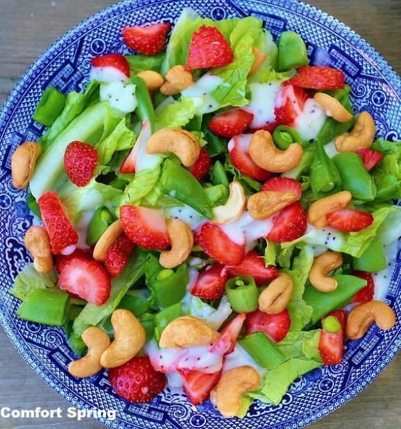 Strawberry cashew salad with green beans