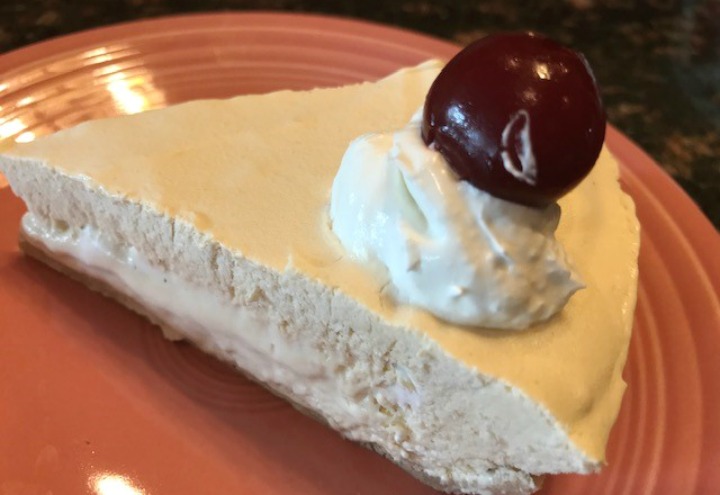 slice of no bake frozen root bear float pie