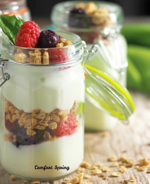 summer yogurt parfaits in mason jar glasses