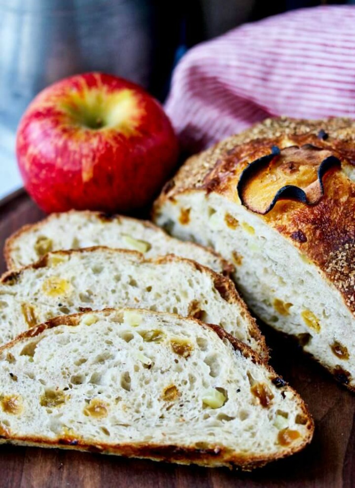 No knead bread with two apples