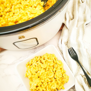 feature image for slow cooker mac and cheese