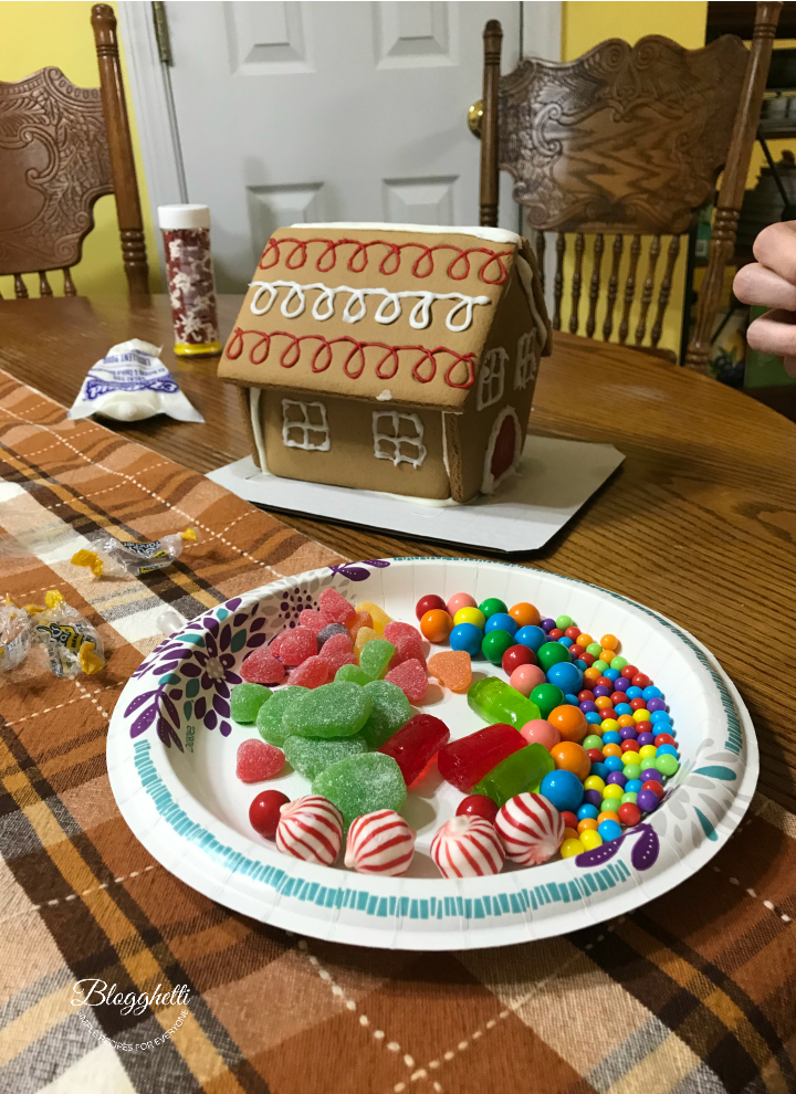 Making gingerbread house
