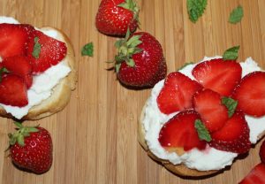 Strawberries-and-cream-crostini’s 2