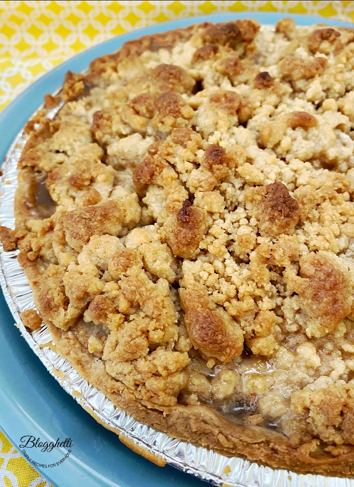 Baked Amish Pear Crumb Pie