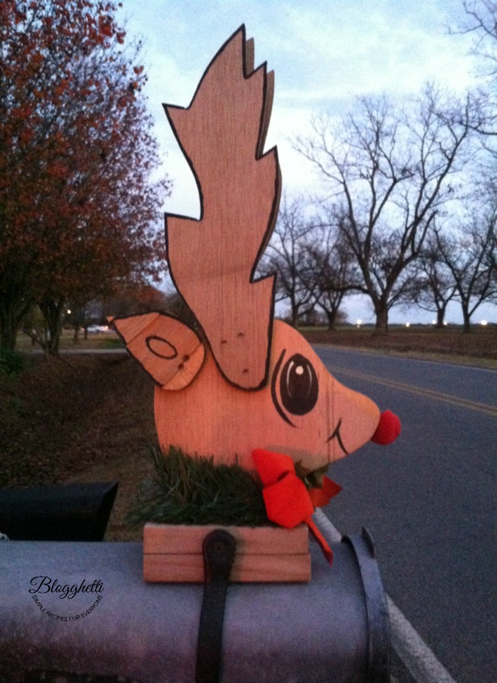 Cute DIY Reindeer Mailbox Topper