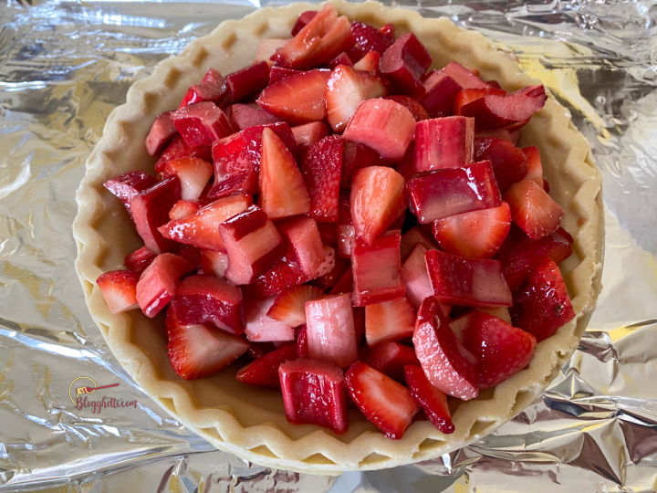 strawberry rhubarb pie filling in crust