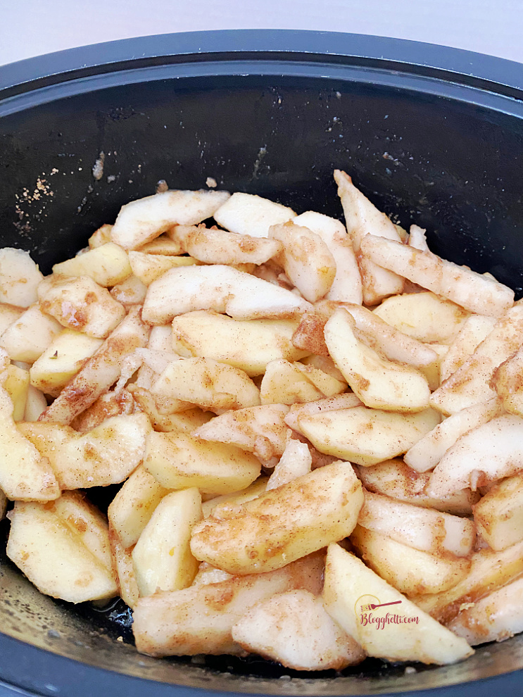 spiced sliced apples and pears in slow cooker