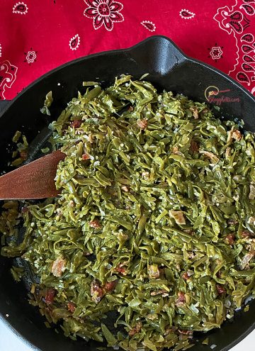 skillet with easy green beans and bacon