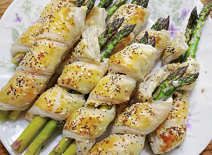 asparagus bundle in puff pastry with everything seasoning
