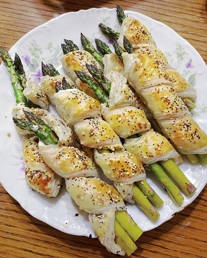 asparagus bundles in puff pastry with everything bagel seasoning