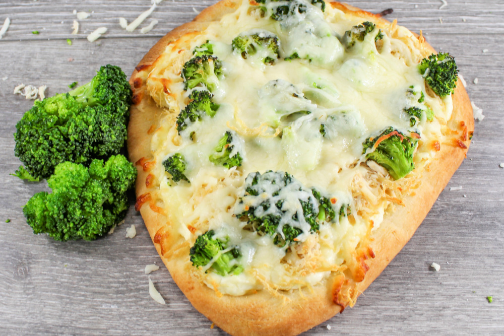 chicken and broccoli alfredo flatbread pizza close up