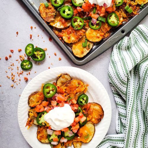 https://blogghetti.com/wp-content/uploads/2023/01/overhead-view-of-pan-and-plate-of-Irish-Nachos-with-toppings-500x500.jpg