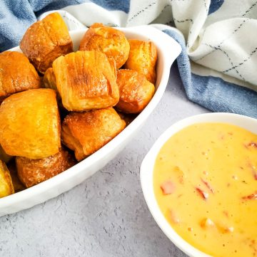 soft pretzel bites with cheese dip ready to eat