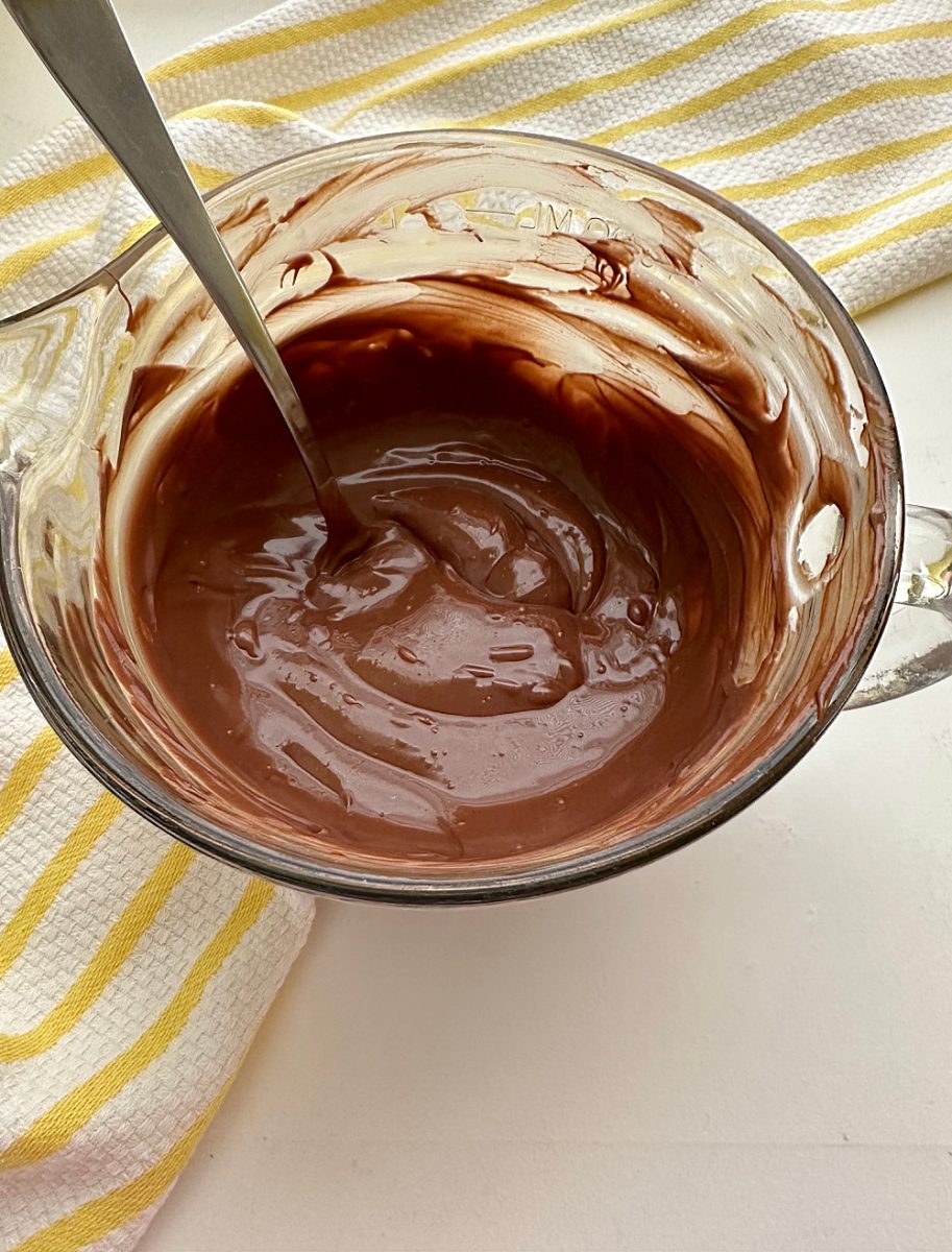melted chocolate and peanut butter in glass bowl