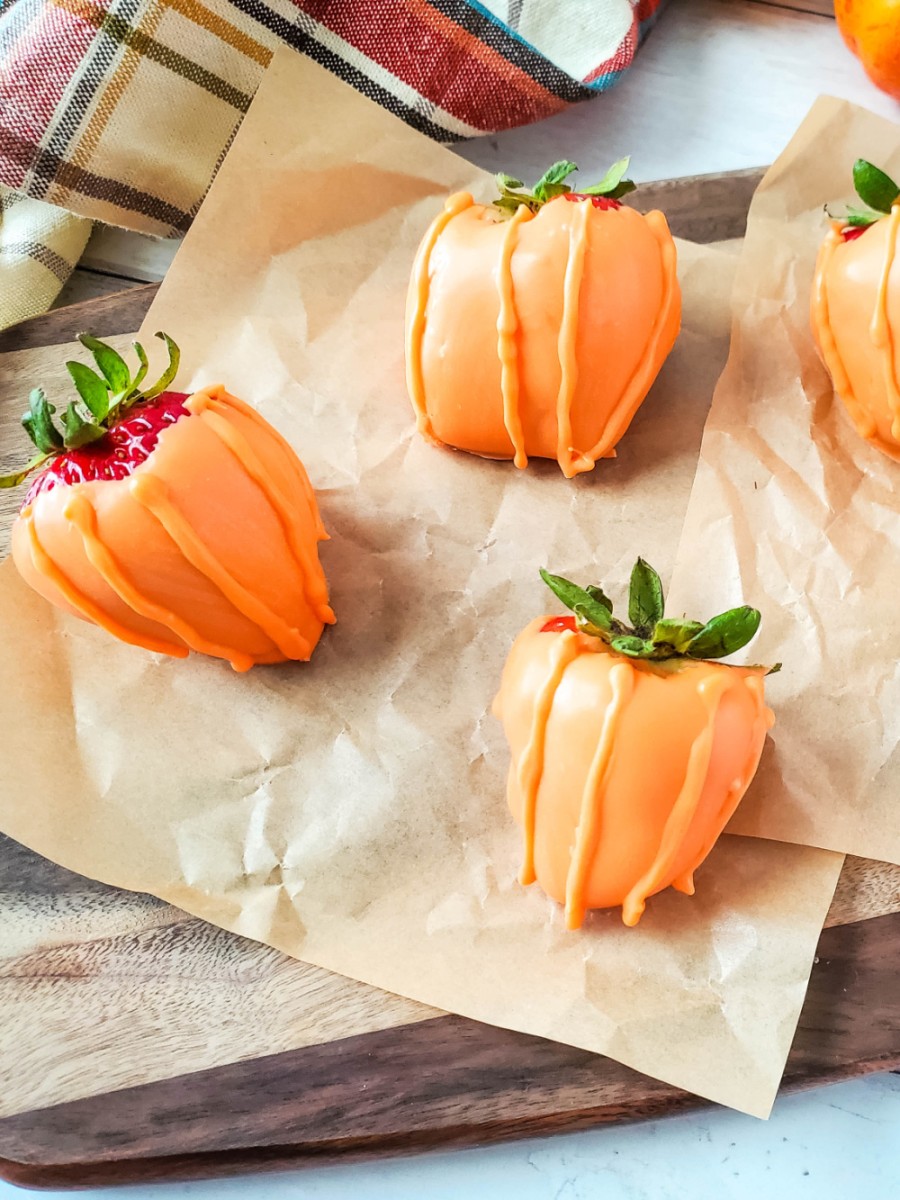 Strawberries coverd in white chocolate to look like pumpkins