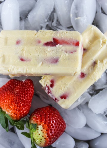 easy 3 ingredient creamy strawberry popsicles on ice