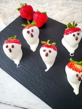 halloween ghosts made from strawberries and white chocolate