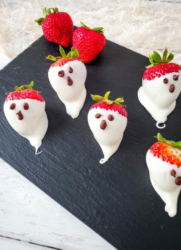 halloween ghosts made from strawberries and white chocolate