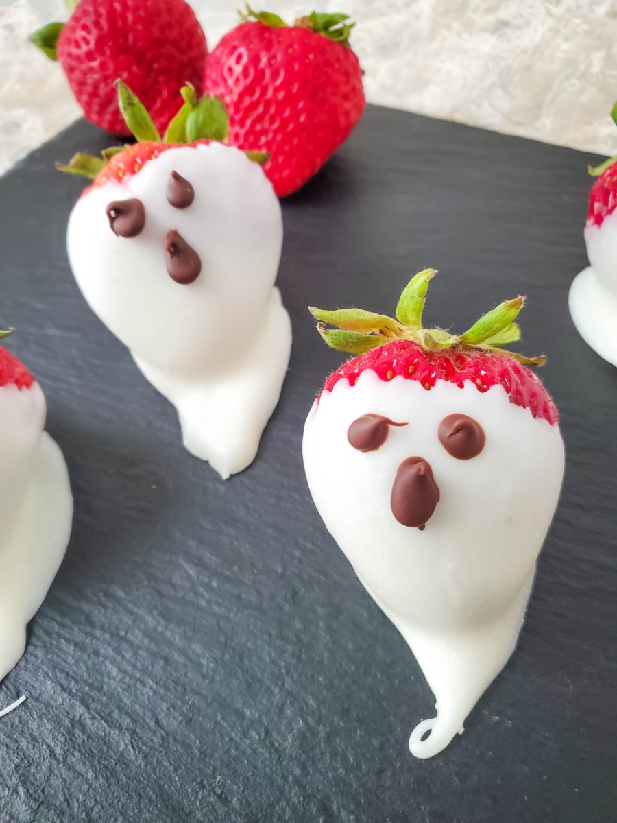 halloween treats - Strawberry ghosts