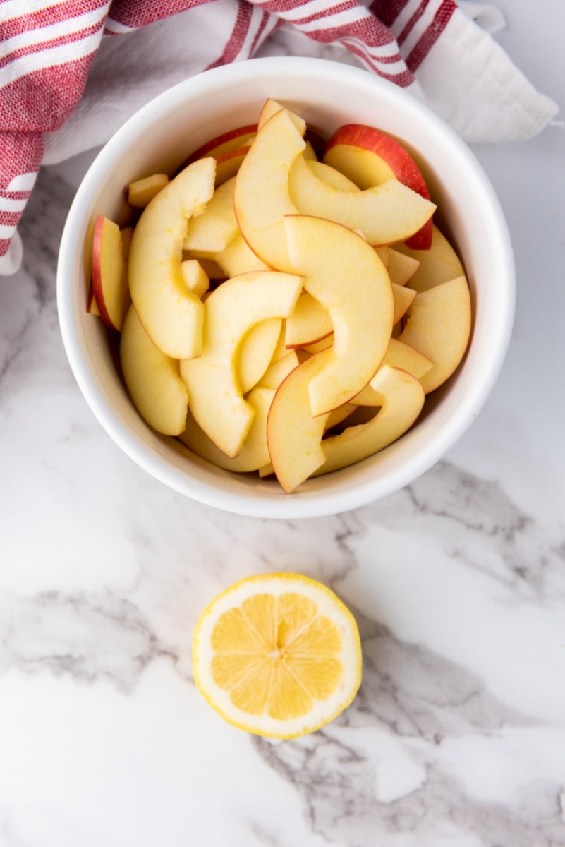 sprinkle lemon juice over sliced apples