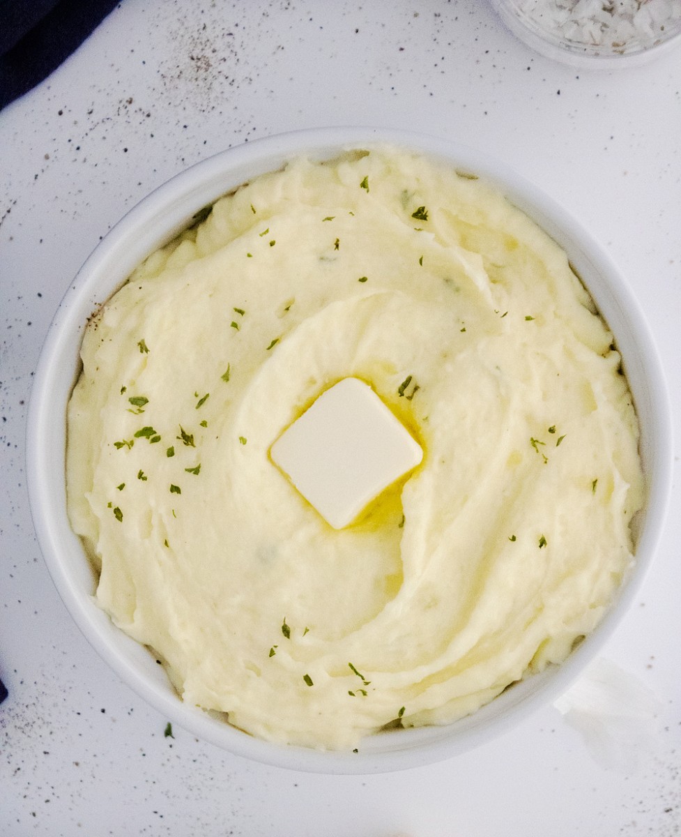 easy garlic mashed potatoes in bowl
