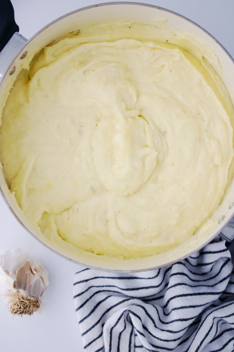ready to serve creamy garlic mashed potatoes