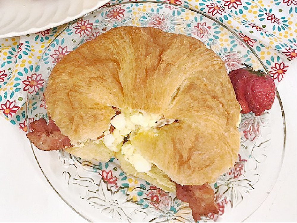 Bacon-and-Cheddar-Egg-Salad-Sandiwches-on-Croissant