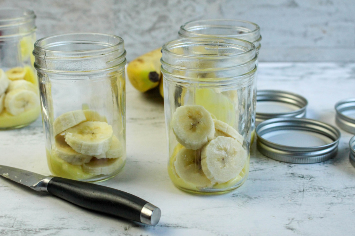 start laying the ingredients in jar