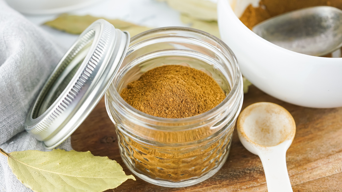 open mason jar with pumpkin spice seasoning