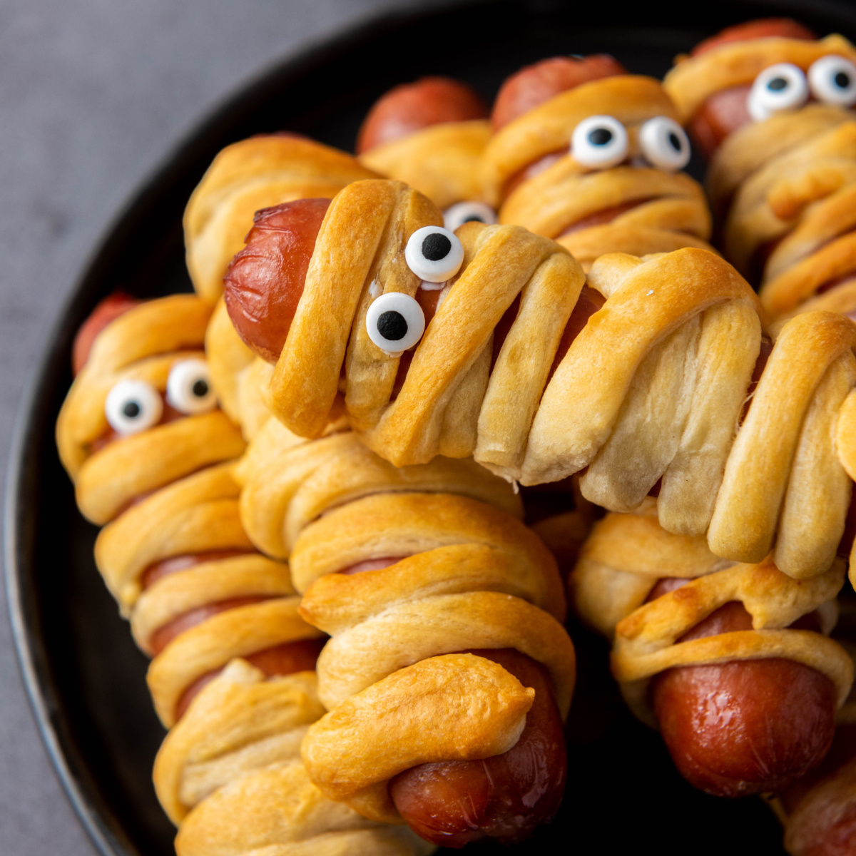 feature image for mummy hotdogs