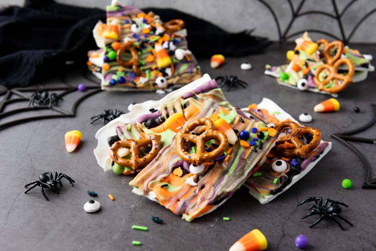 halloween candy bark with toppings