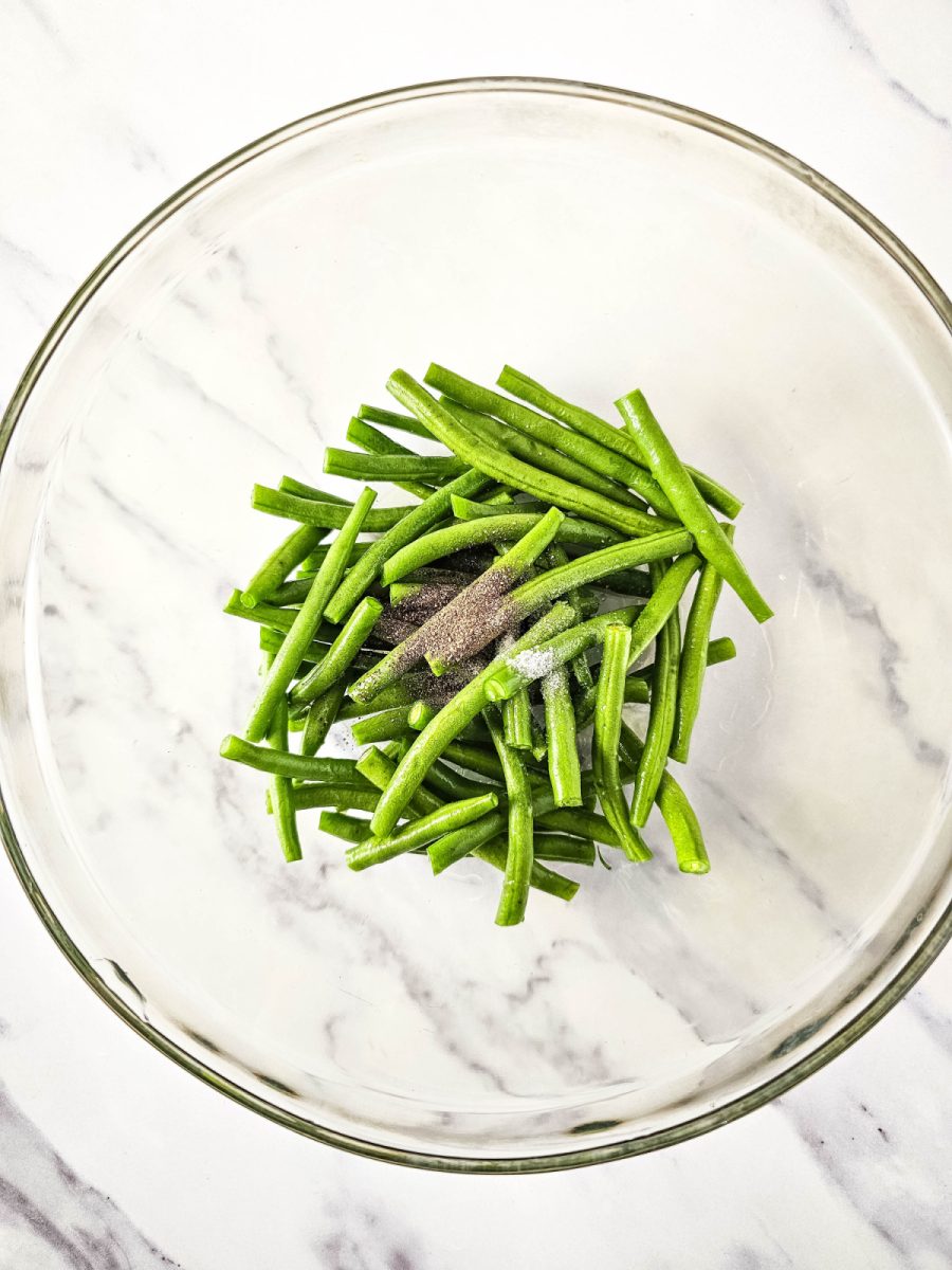 Green Beans with seasoning in bowl