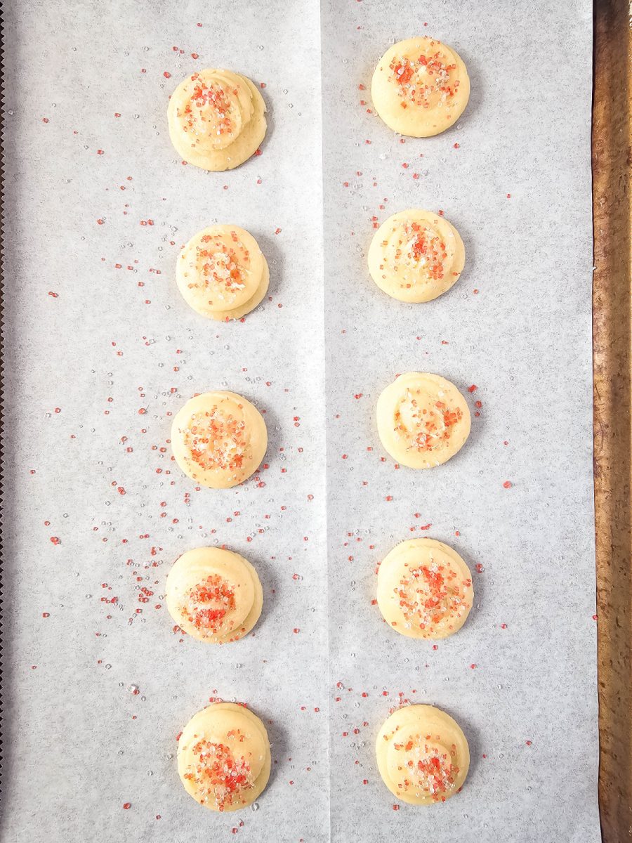 add sugar crystals to round cookie