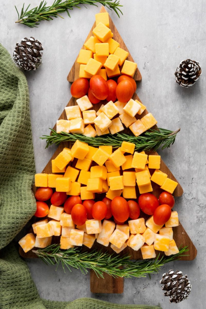 holida cheese board in the shap of a tree